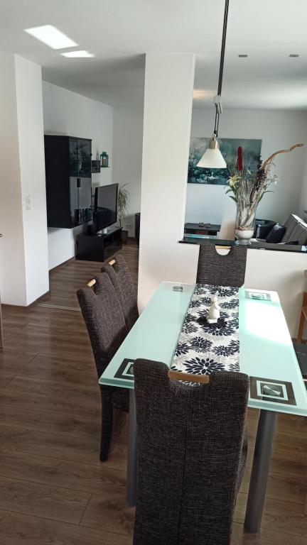 a dining room with a table and chairs at Ferienwohnung am Hopfengarten in Illschwang