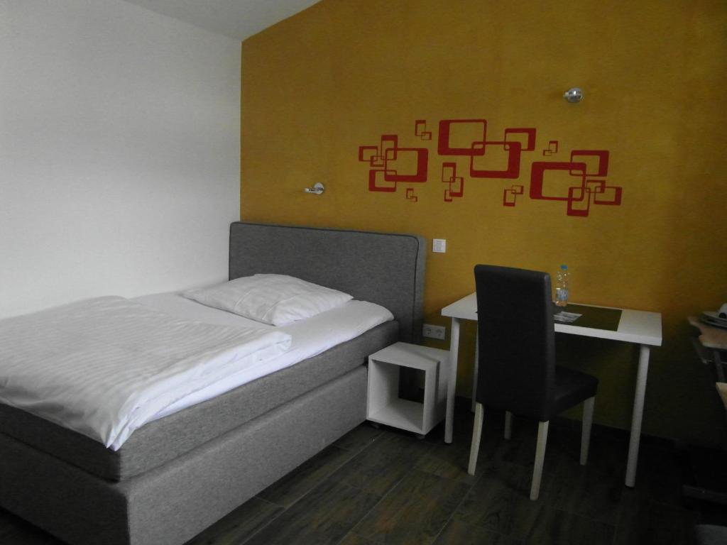 Postel nebo postele na pokoji v ubytování Hotel Am Donaubogen