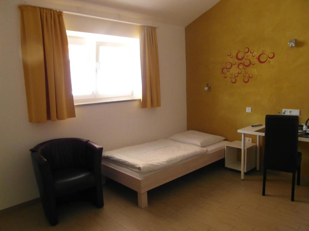 Postel nebo postele na pokoji v ubytování Hotel Am Donaubogen