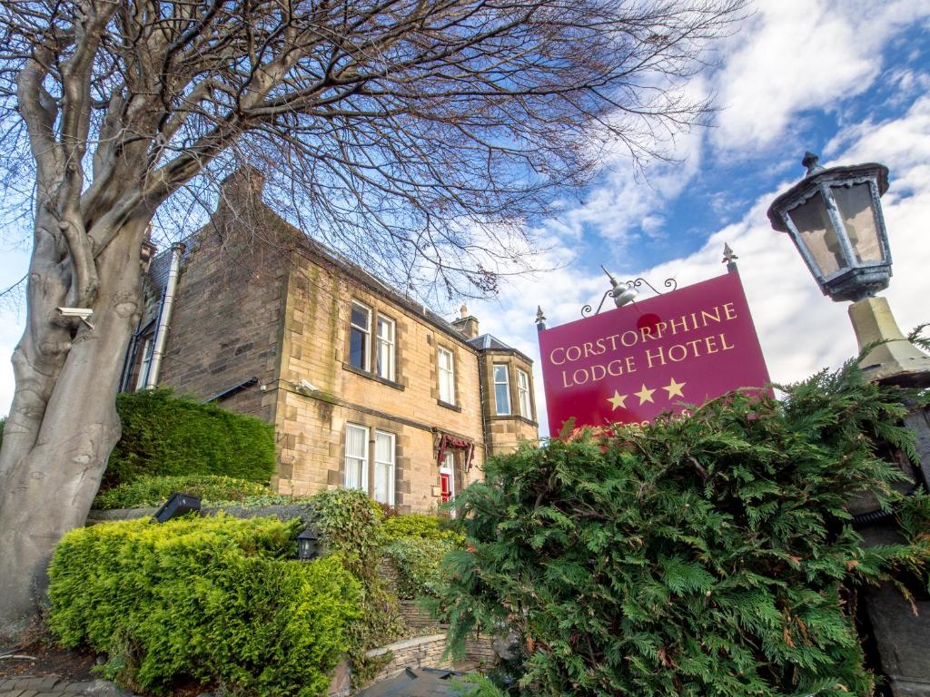 un edificio con una señal delante de él en Corstorphine Lodge Hotel, en Edimburgo