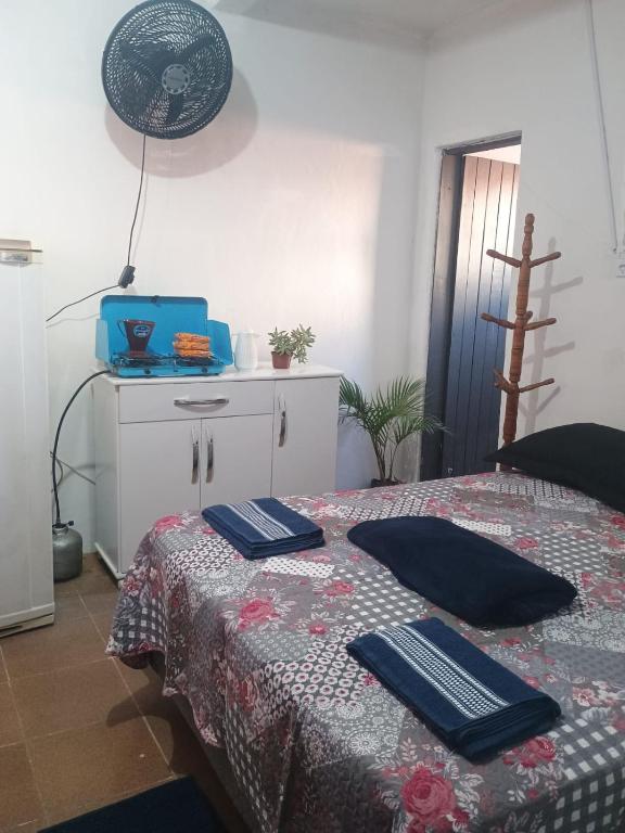 a bedroom with a bed with two towels on it at Hospedagem Campestre da Dutra 01 in Barra Mansa