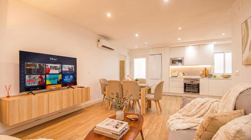 Modern & spacious 4BR apt next to Cathedral