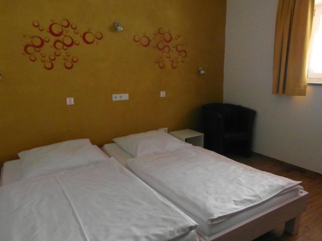 Postel nebo postele na pokoji v ubytování Hotel Am Donaubogen
