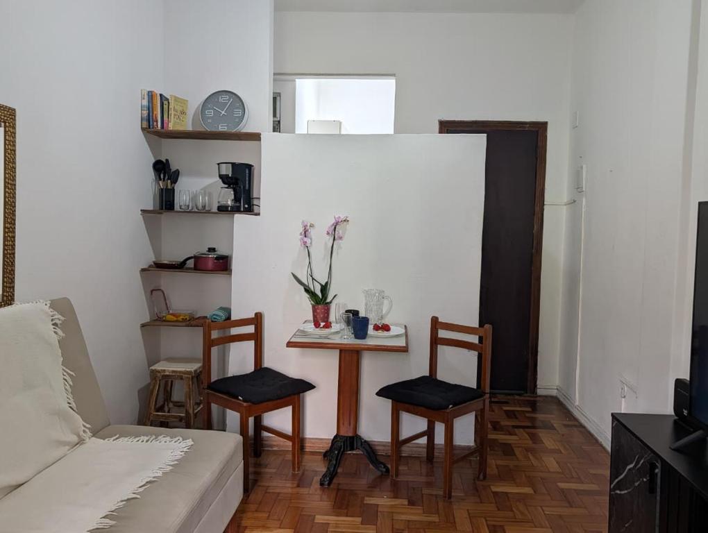 a living room with a table and chairs and a couch at Acomodaçao Ipanema in Rio de Janeiro