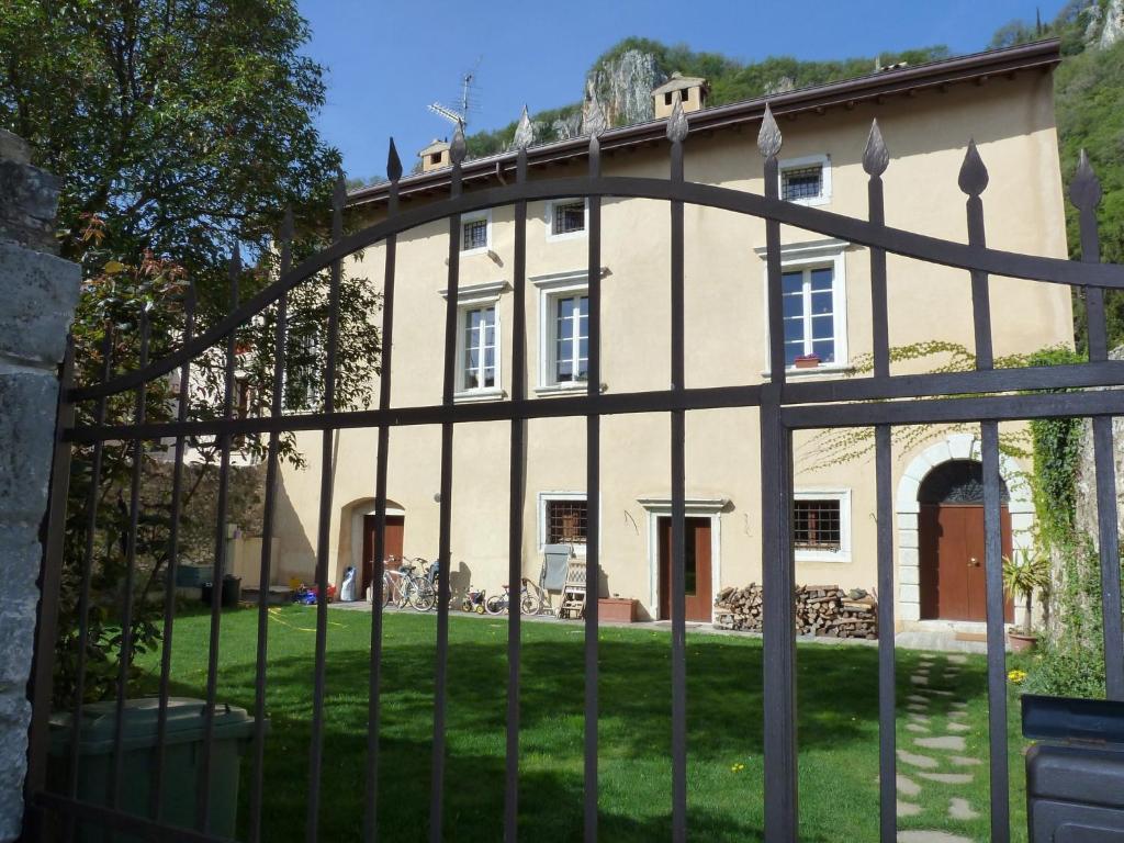 アッフィにあるCorte Dei Fratiの家の前の鉄門