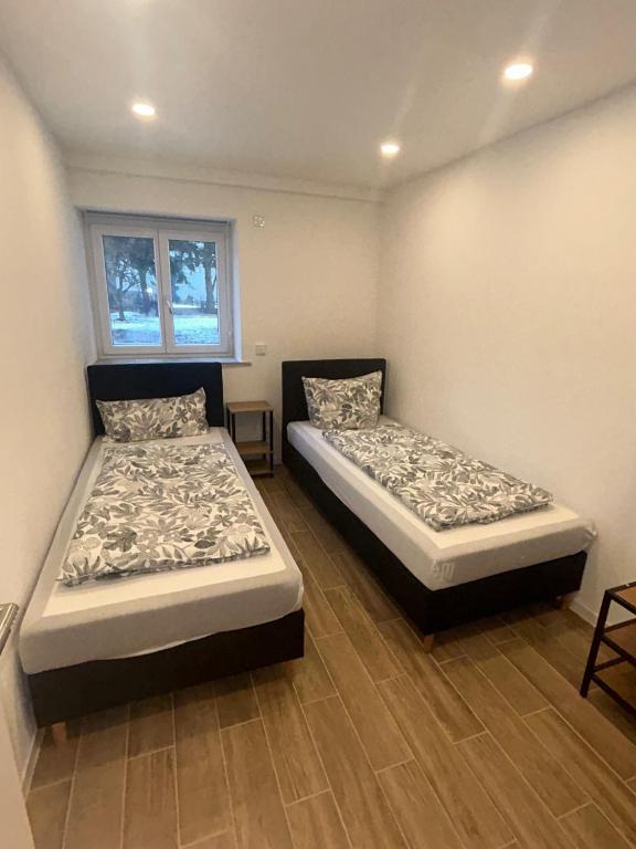 two beds sitting next to each other in a room at Casita 2 in Essenbach