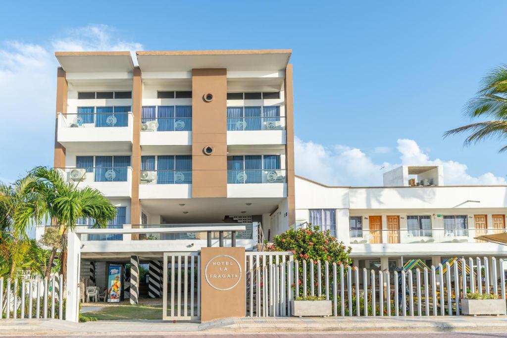 a building with a fence in front of it at Hotel La Fragata Coveñas in Coveñas