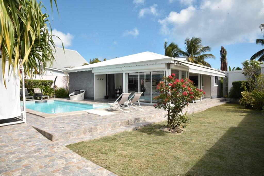 a house with a swimming pool in a yard at Villa Almeida à 500m de la plage in Courcelles Sucrerie