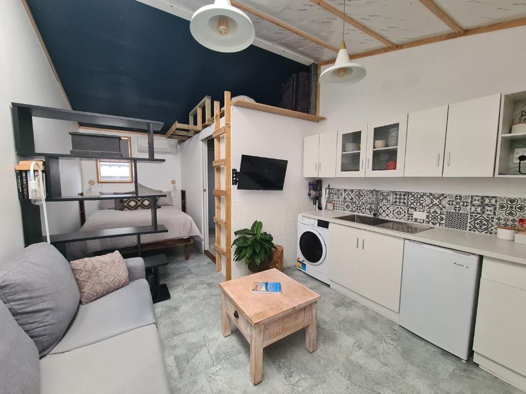 ein Wohnzimmer mit Sofa und Tisch in der Unterkunft Backyard Nook in South West Rocks