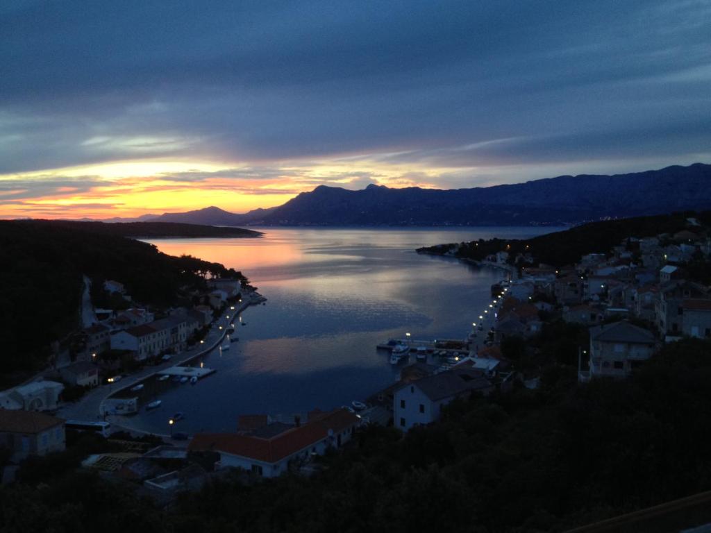 - une vue sur une grande étendue d'eau au coucher du soleil dans l'établissement Apartment Tempera, à Povlja