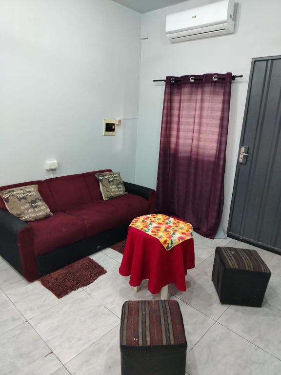 a living room with a red couch and a table at Estudio Independiente Zona SND Jockey Multiplaza in Asunción