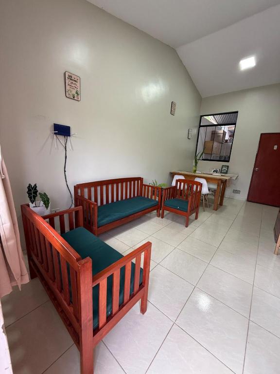 a room with three wooden benches and a table at Casa Jardín Relax in Moyobamba