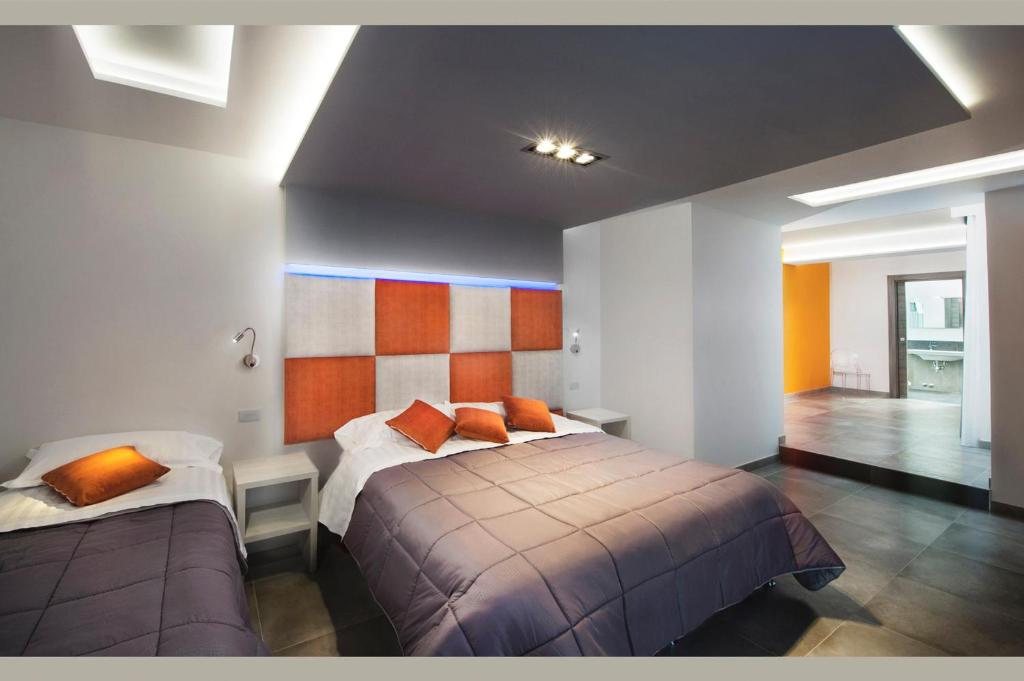 Postel nebo postele na pokoji v ubytování Orange Suites - De Vivo Realty Sorrento