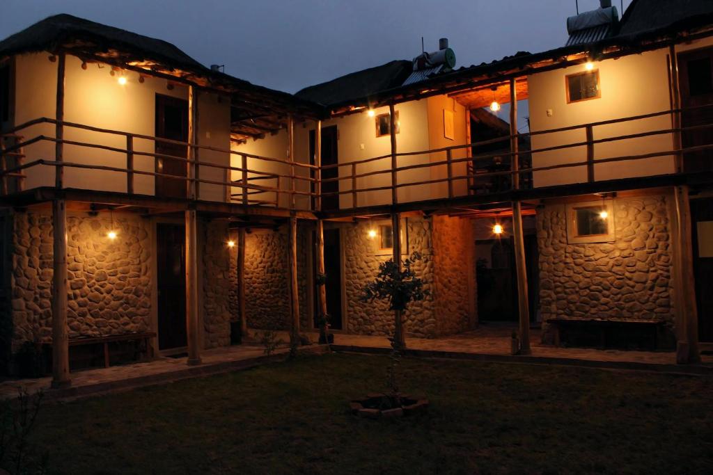 a night view of a building with lights at Terra Alta Lodge in Yanque