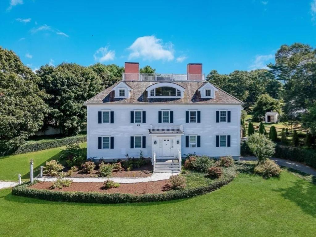 an image of a large white house at Snow Circle Retreat in Bourne