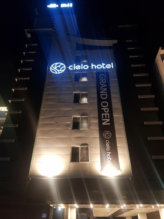 ein Hotel mit einem Schild an der Seite bei Nacht in der Unterkunft Cielo HOTEL in Seosan