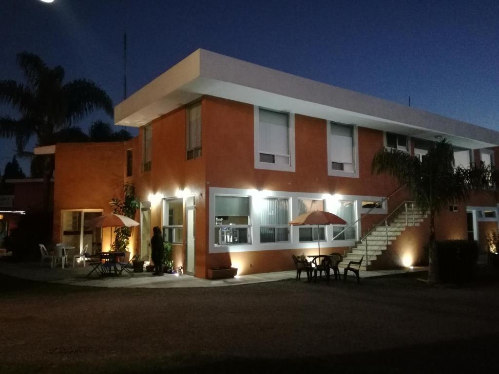 喬盧拉的住宿－Villas Hotel Cholula，一座建筑在晚上,前面有灯