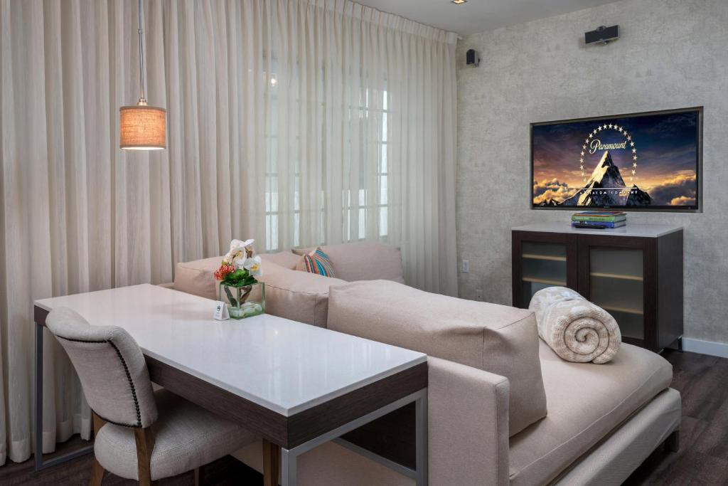 Uma TV ou centro de entretenimento em The Marlin Hotel