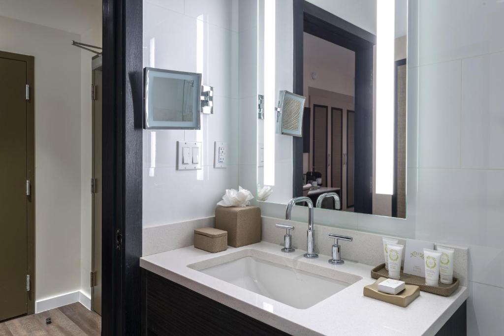 Um banheiro em The Marlin Hotel
