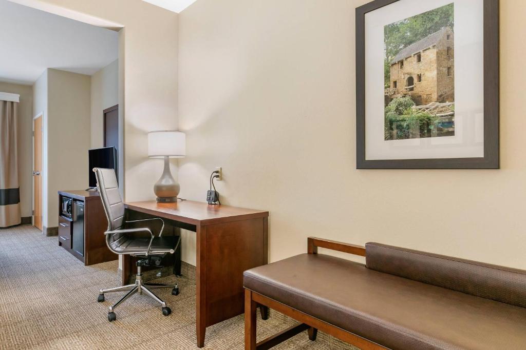 Comfort Suites Batesville photo