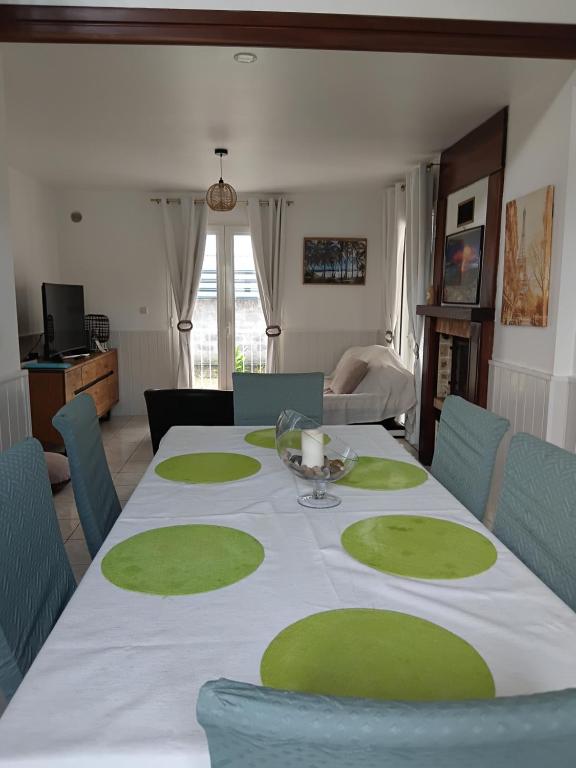a table with green circles on a white table cloth at Chez Francine in Le Tampon