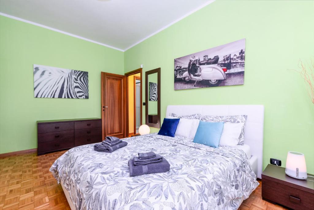 a bedroom with a bed and a zebra at Natura e Golf con giardino privato in Fiano