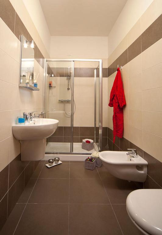 ein Badezimmer mit Dusche, Waschbecken und Toilette in der Unterkunft Hotel Ponte in Colorno
