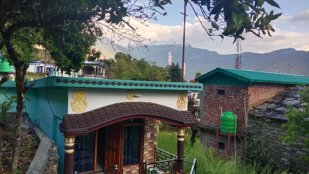 a house with an archway in front of it at Tungnath View Homestay in Sari
