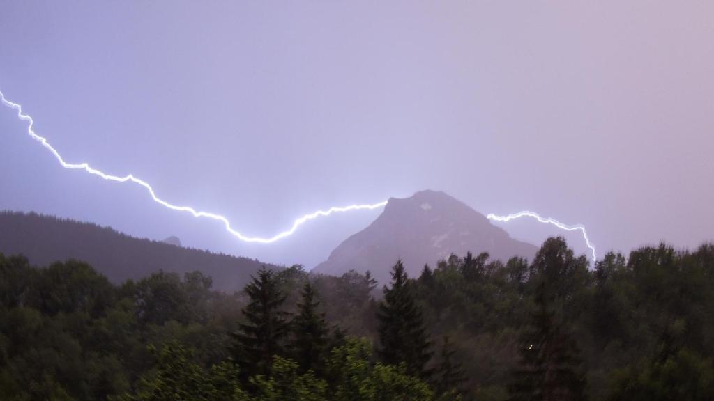 uma imagem de uma tempestade de raios sobre uma montanha em Haus Alpenglühn em Engedey