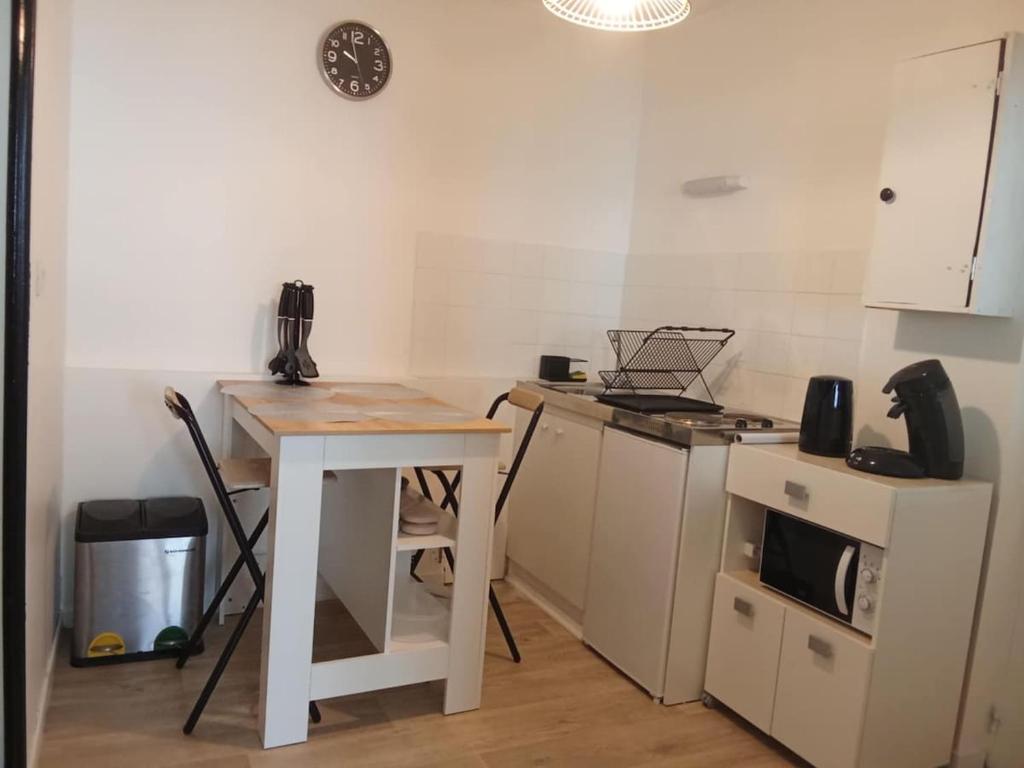 a small kitchen with a table and a counter top at Le cocon en Champagne in Avize