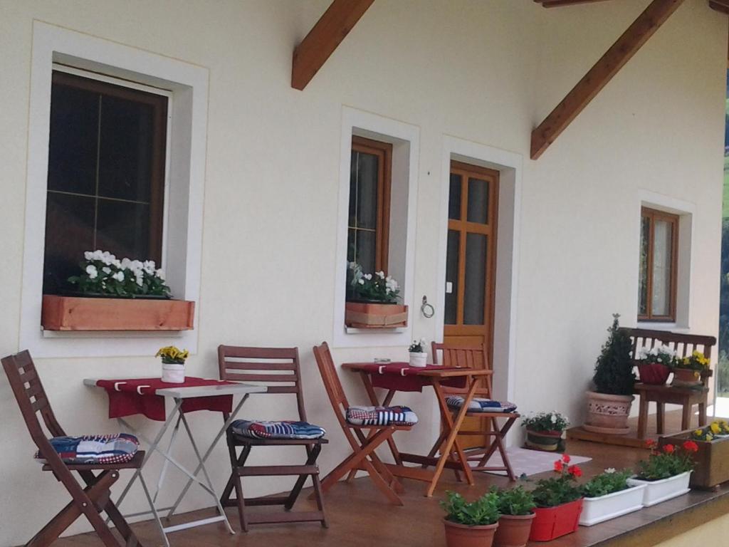 A seating area at Appartment Lukasser