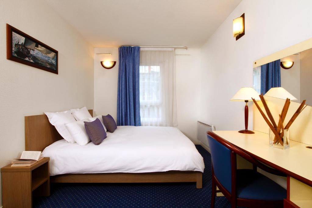 a hotel room with a bed and a desk at Appart'City Classic Clermont Ferrand Centre in Clermont-Ferrand