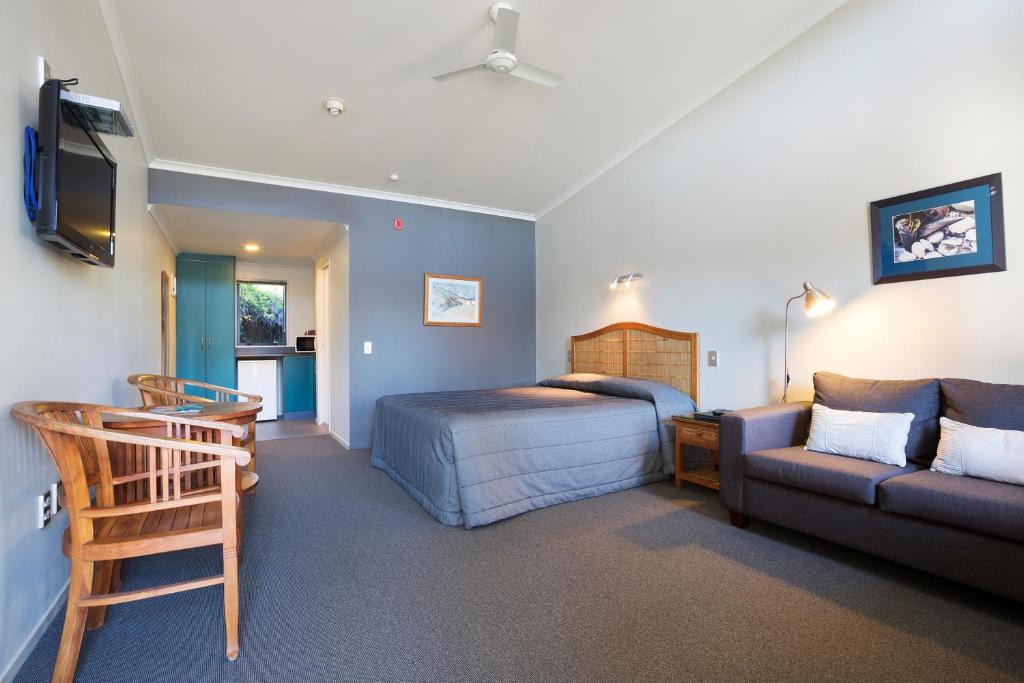 Un pat sau paturi într-o cameră la Beach House Motel