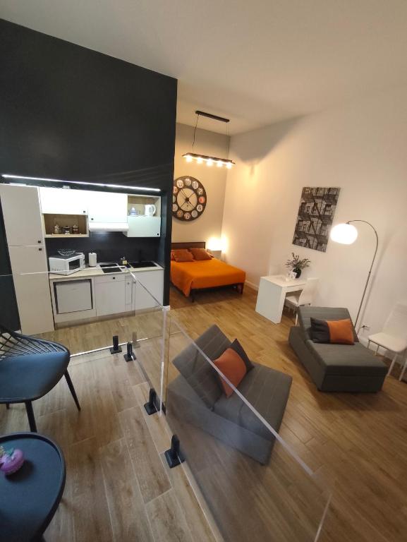 a living room with a couch and a table at Loft 18A Roma - Casa con ingresso indipendente e parcheggio gratuito in Rome