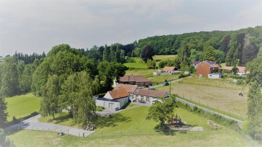 eine Luftaufnahme eines Hauses auf einem grünen Feld in der Unterkunft De Rieke in Ronse