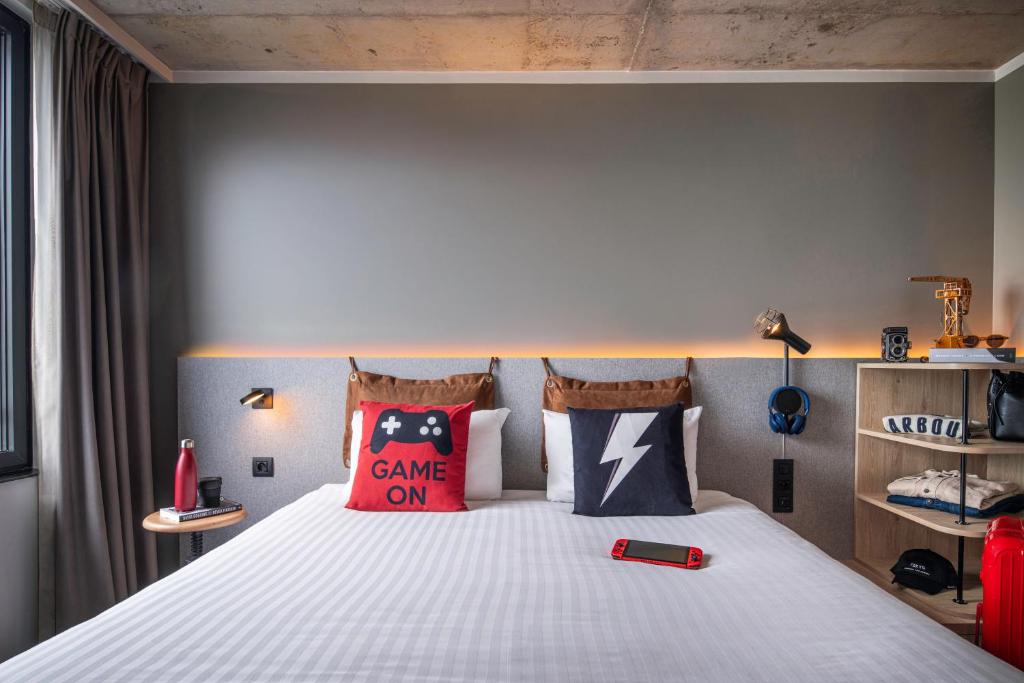 Moxy Bordeaux - Moxy Corner Queen Room With Harbor View