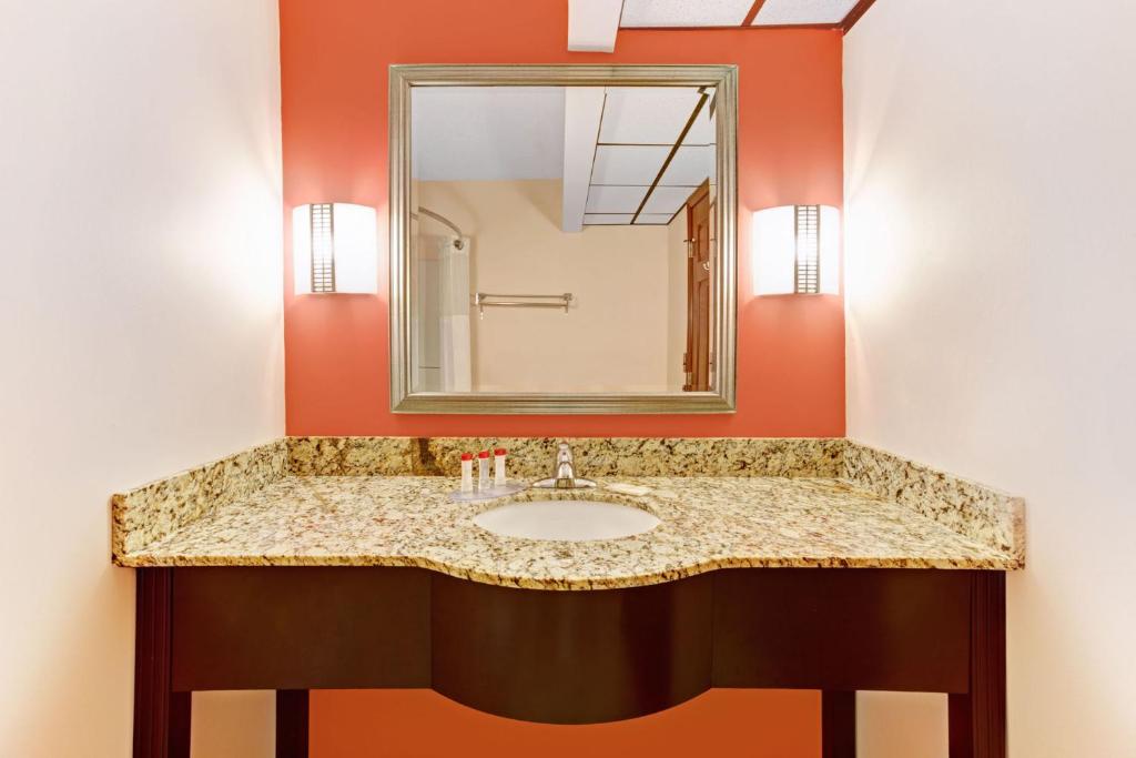 Ramada by Wyndham Murfreesboro - Kamer Met Kingsize Bed - Niet-Rokers