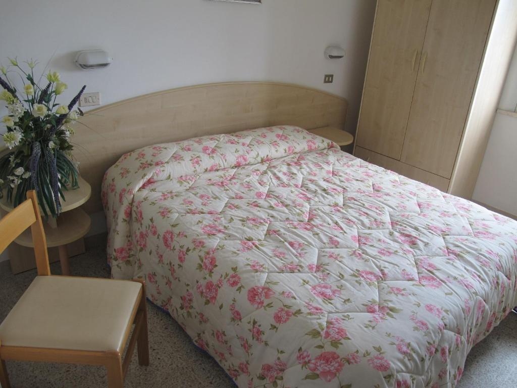 Postel nebo postele na pokoji v ubytování Hotel Niagara