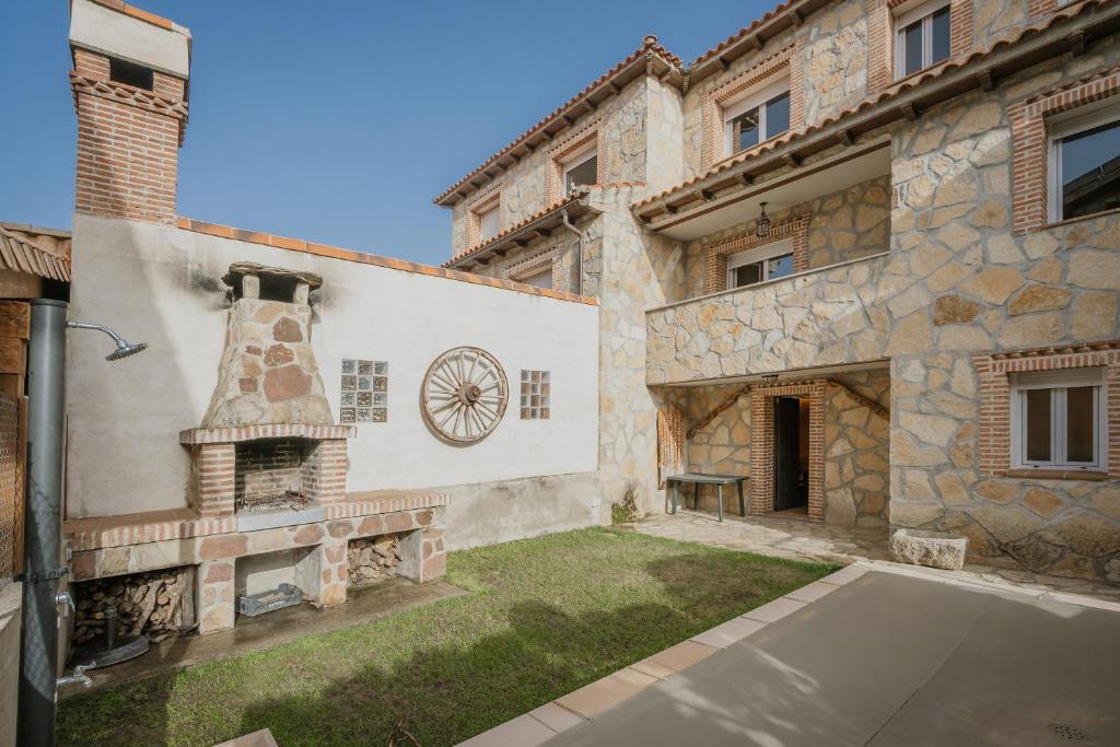 a building with a clock on the side of it at Los Mirlos in Navaluenga