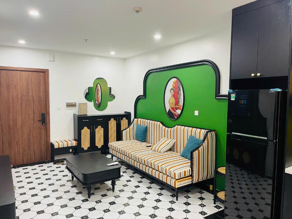 a living room with a couch and a tv at Green Park Lang Son Apartment in Lạng Sơn