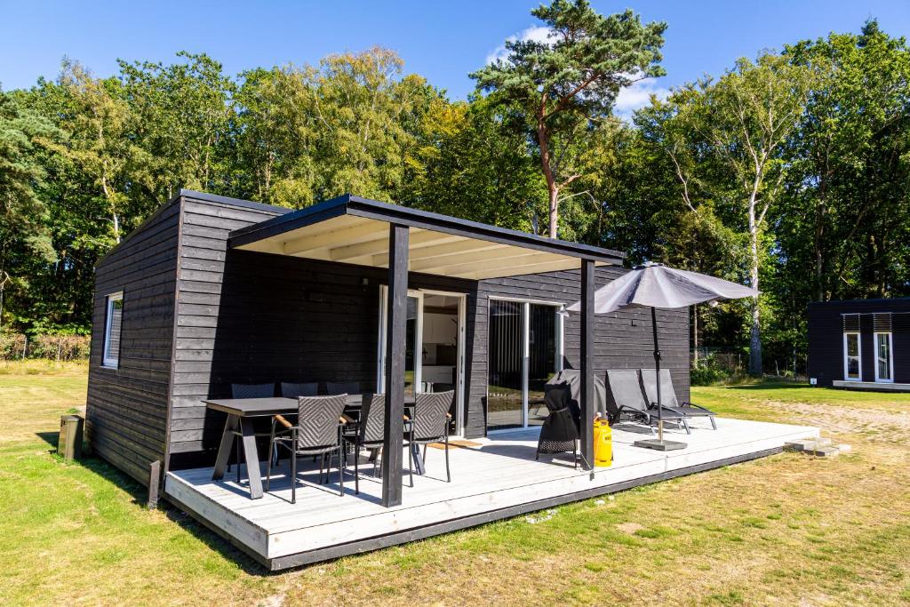 Bygningen som campingpladsen ligger i