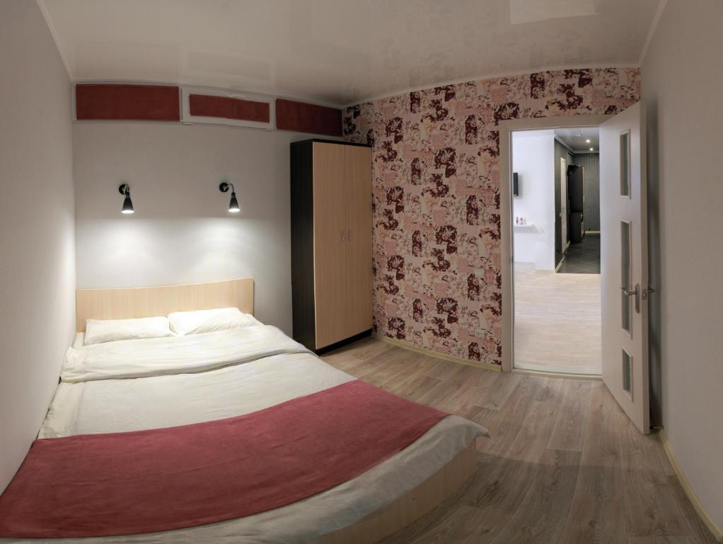 ムィコラーイウにあるЛюкс с 2-мя спальнями в ЦЕНТРЕのベッドルーム1室(大型ベッド1台付)、廊下が備わります。