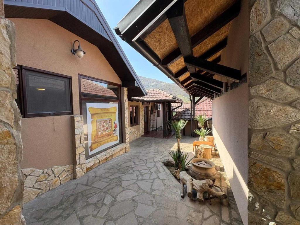 an outside view of a building with a patio at Konaci kod Bobe in (( Vratna ))