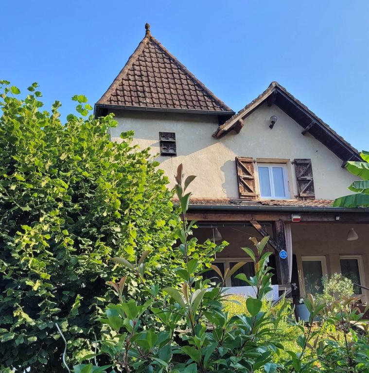 a house with a tiled roof and trees at Gîte familial avec jardin privatif - près de Rocamadour et Padirac in Saint-Michel-de-Bannières