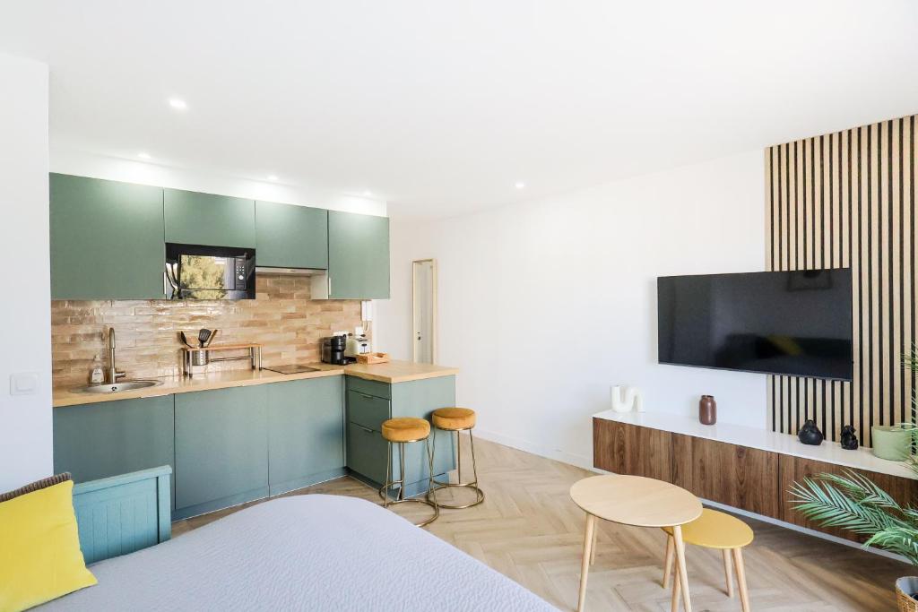 Perfectly located studio between sea and city center