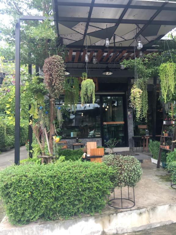 The Rhea في أودون ثاني: مركز حديقة مع نباتات أمام مبنى