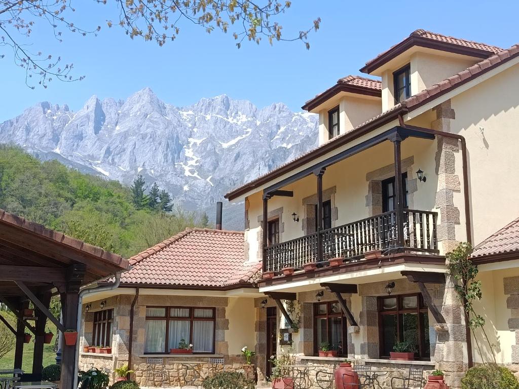 a house with a view of the mountains at Hotel El Jisu in Camaleño