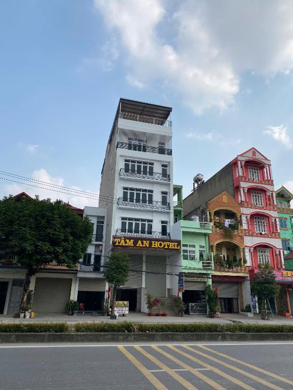 a building with a sign that reads pray an hospital at Khách sạn Tâm An in Ða Gia