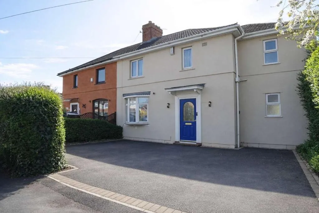 Chic 5 Bedroom House with Private Parking & Garden