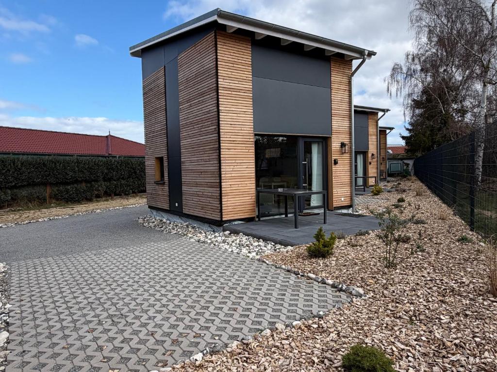 a small building with a table in front of it at Tiny House 4 Haffblick in Freest